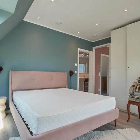 With A Fireplace Just 10 Minutes From The Holiday home