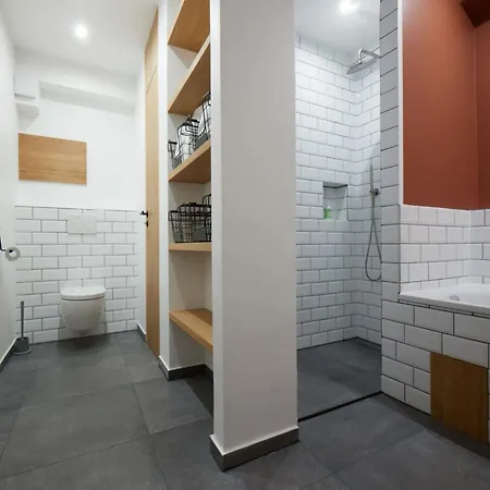 With A Fireplace Just 10 Minutes From The *