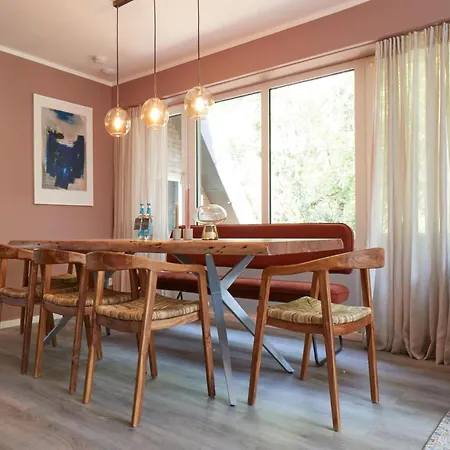 With A Fireplace Just 10 Minutes From The Holiday home